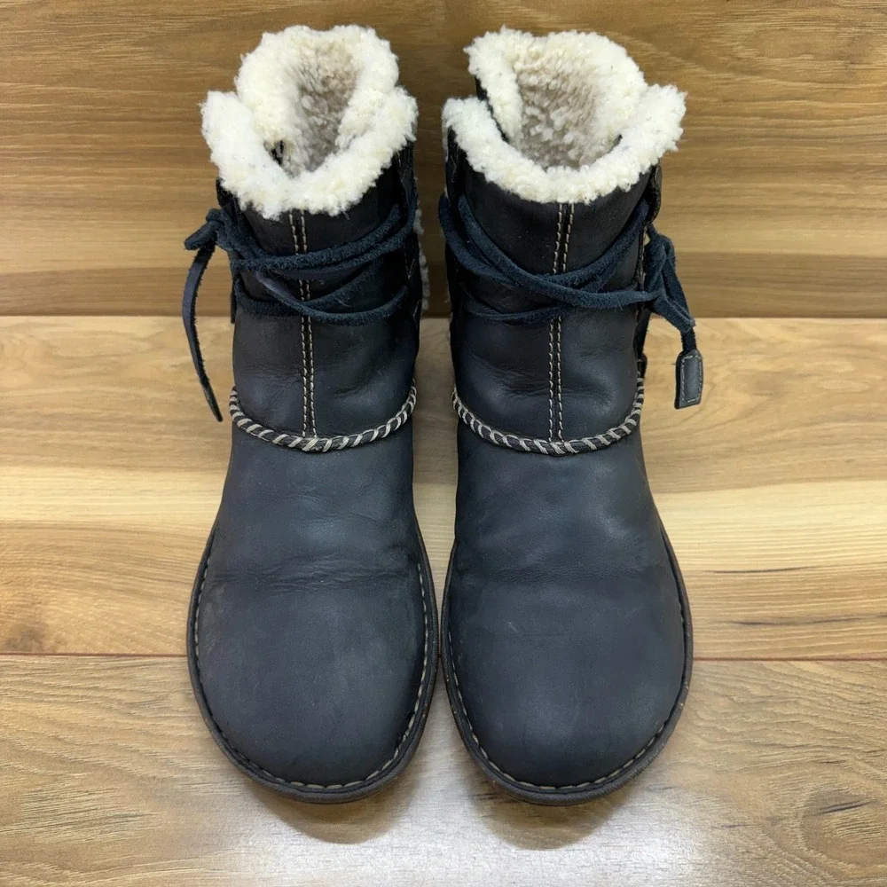 UGG Cove Ankle Boots 9 Black Leather Shearling Fur Lined Cozy Sherpa Cabin Core